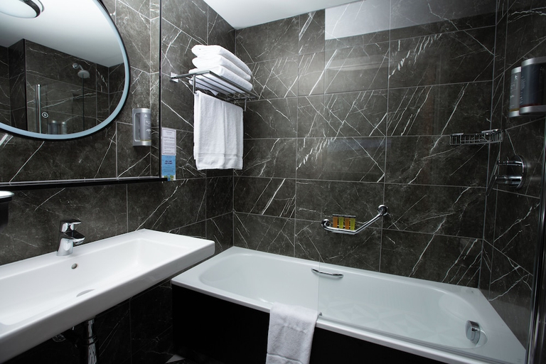 Bathroom 4, CLONMEL PARK HOTEL