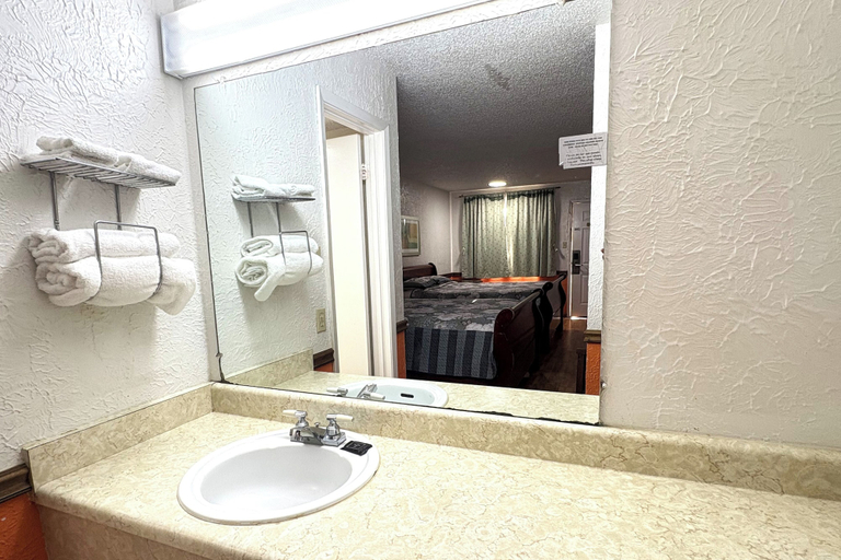 Bathroom 5, Chaparral Motel Victoria TX US 59, Victoria