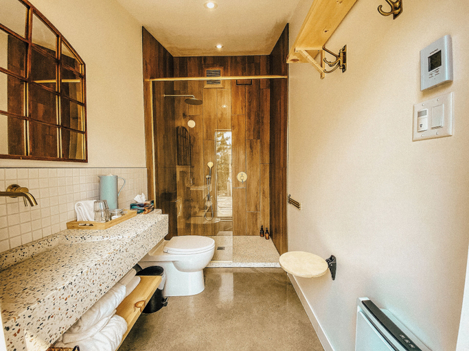 Bathroom, Farouche Tremblant, Les Laurentides