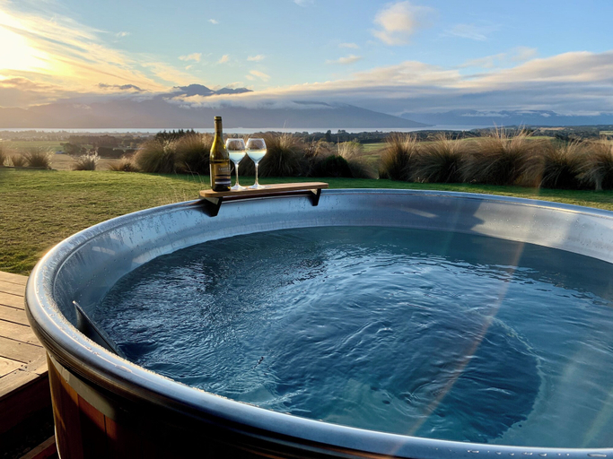 Outdoor spa tub 5, Fiordland Eco-Retreat, Southland