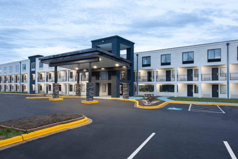 Exterior & Views 2, Clarion Pointe, Mecklenburg