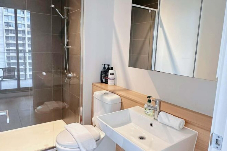 Bathroom 3, A Chic 2BR Apt Across from Southern Cross Station, Melbourne
