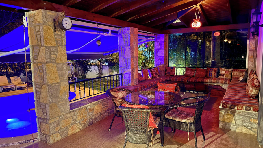 Outdoor dining 4, Villa - Sleeps 10 - Parking - Private Pool, Ortaca