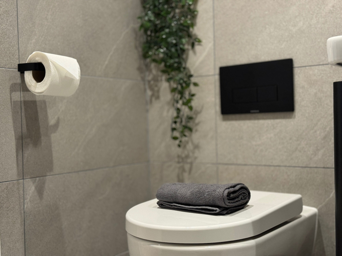 Bathroom 3, Stylish 2-bed Apartment - Balcony - Parking, Manchester
