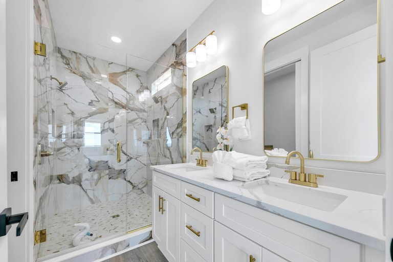 Bathroom 3, Golden Seashell East, Bay