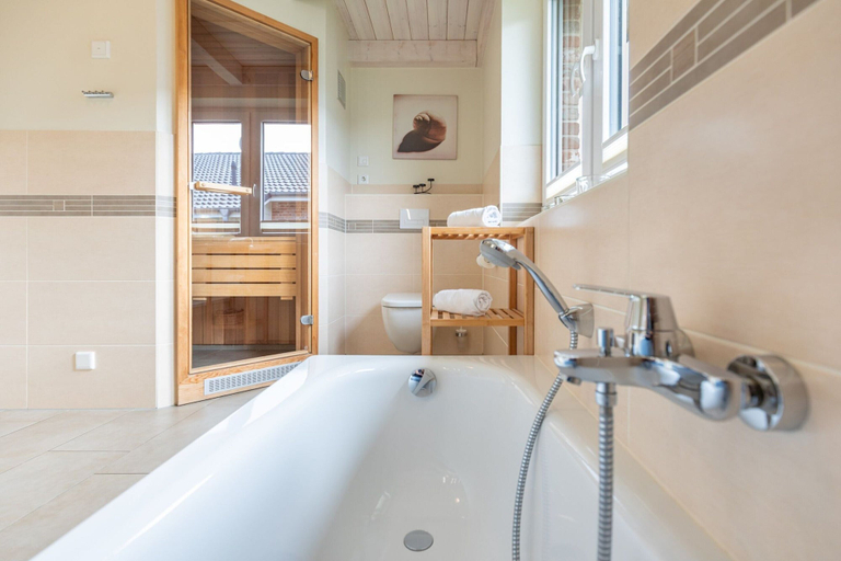 Bathroom 2, Gemuetliches Exklusives Ferienhaus in Dagebuell, Nordfriesland