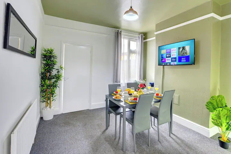 Dining 5, Central - 2br House - Free Parking - Garden, Coventry