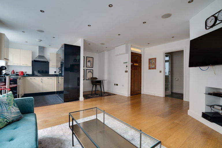 Others 4, Lovely Charing Cross Apartment, London