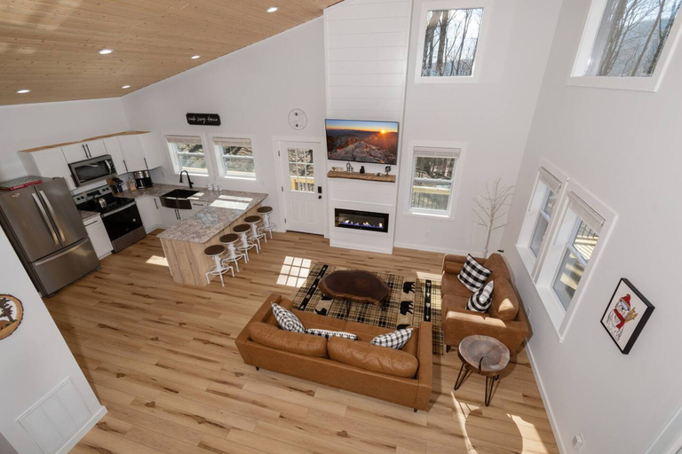 Room 2, New Cabin, 5 Minutes to Boone, Long Range Views!, Watauga