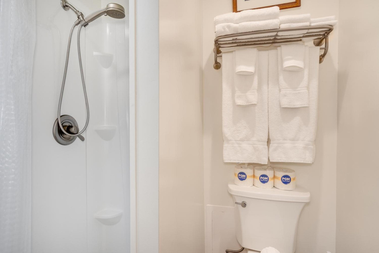 Bathroom 4, Castle at Waikīkī Grand, Honolulu