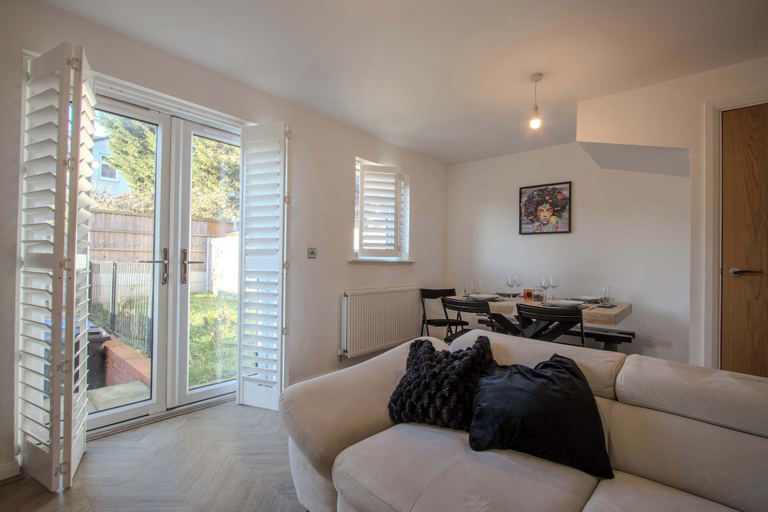 Room 2, Modern 2-bed House In Swinton - Private Parking, Salford