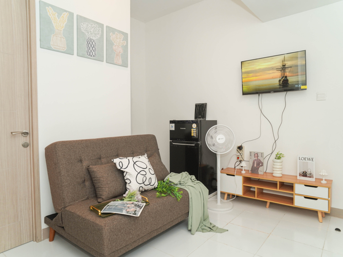 Living Room 2, Functional 2BR for 3 Pax at Tokyo Riverside PIK 2 Apartment By Travelio, Tangerang