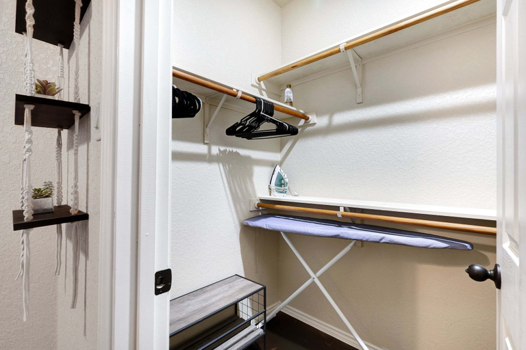 Interior 2, Pet-Friendly 3BR Fire Pit & Games Near Sea World, Bexar