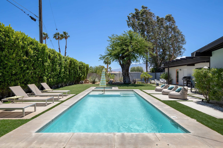 Room 1, Lux Desert Retreat 4BR Pool Spa Stunning Views, Riverside