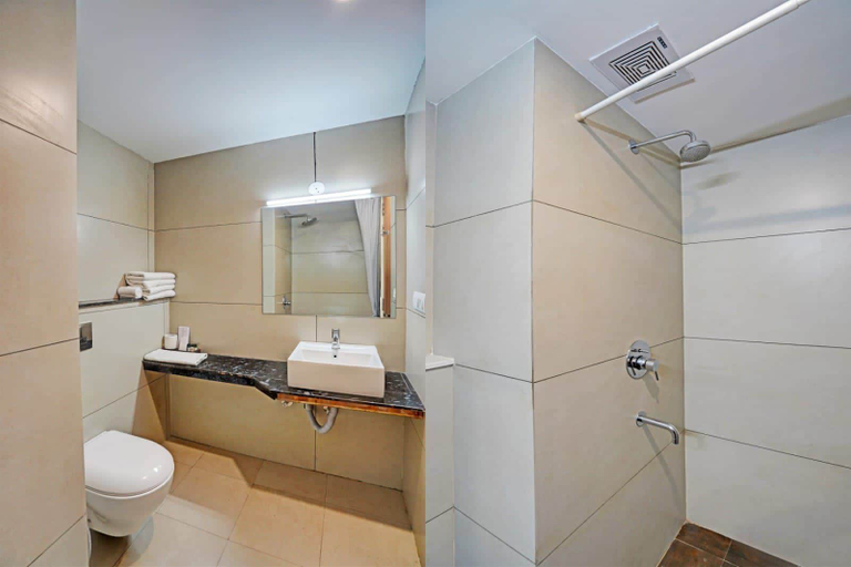 Bathroom, Hotel RR Galaxy, Gurgaon