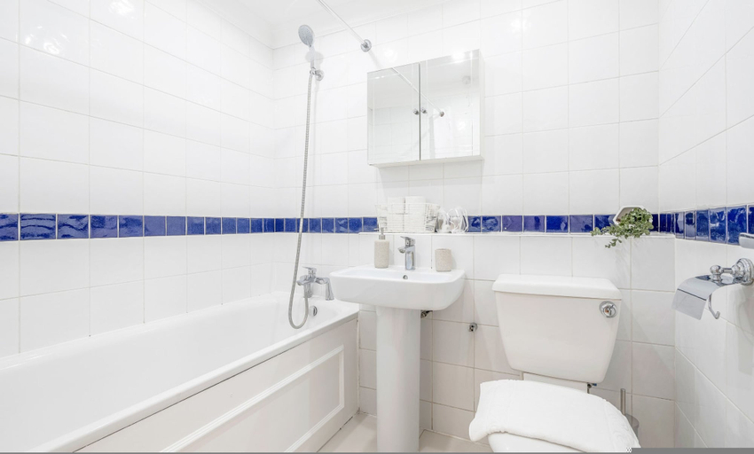 Room 4, Stunning Flat in Chelsea Kings Road With Balcony, London
