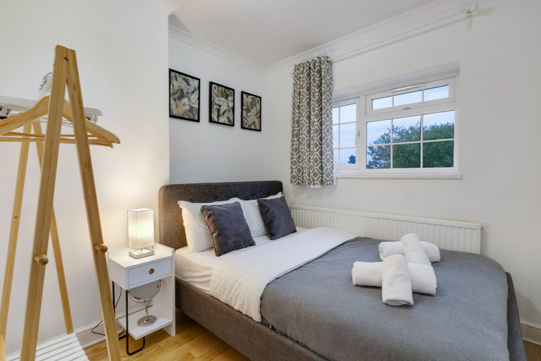 Room 3, Modern 4 Bedroom Hse Garden in Feltham, London