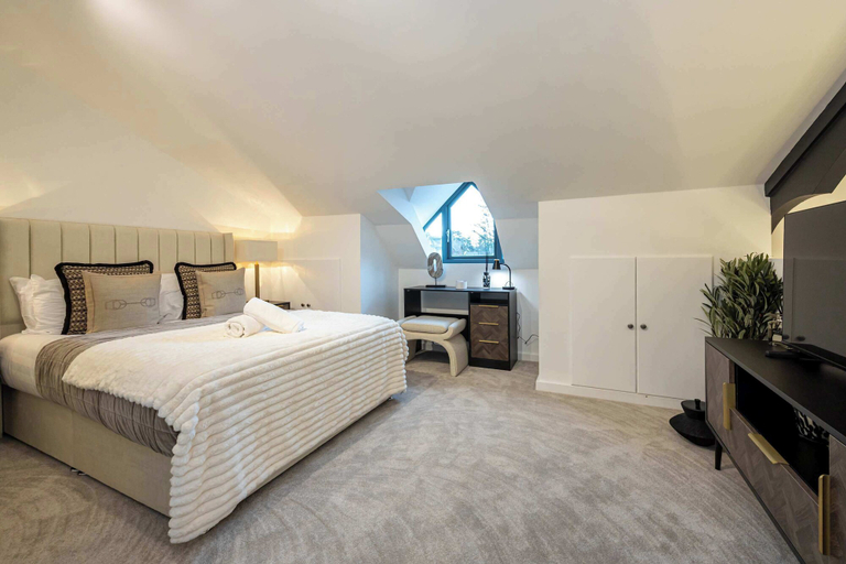 Room 4, Luxury Church Conversion in Hale - Sleeps 4, Trafford