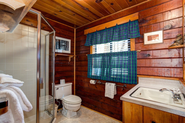 Bathroom 3, Mia Mora, Mariposa
