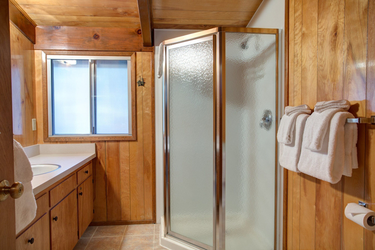 Bathroom 3, Cutter's Edge, Mariposa