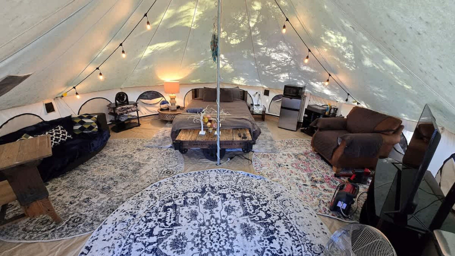 Room 5, Private Island 5 Homes 2 Hottub Boat -sleeps 17, Lewis