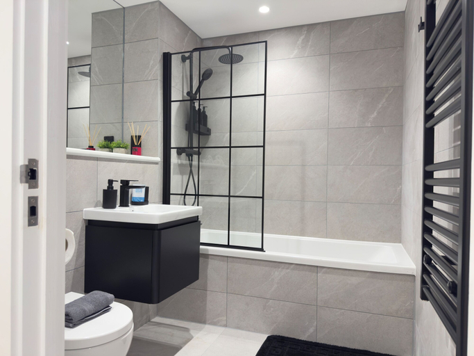 Bathroom 2, Stylish 2-bed Apartment - Balcony - Parking, Manchester