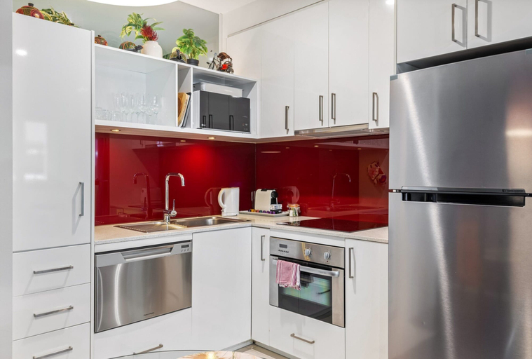 Others 5, Sleek & Central 2-Bed Apartment in Melbourne, Melbourne
