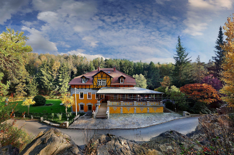 Primary image, Villa in Rotschonberg, Mittelsachsen