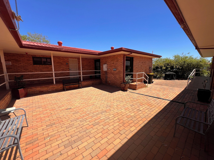 BBQ/picnic area, Christine Griffiths Units, Dubbo - Pt A
