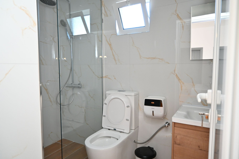 Bathroom 3, Vila Bashkim, Sarandës