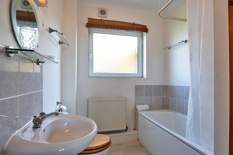 Bathroom, Maisonette in Marazion With St Michael's View, Cornwall
