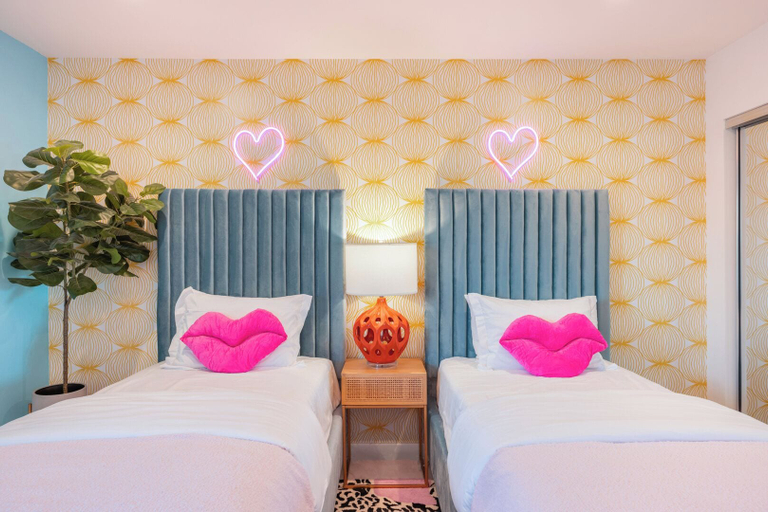 Room 2, Caliente Oasis, Riverside