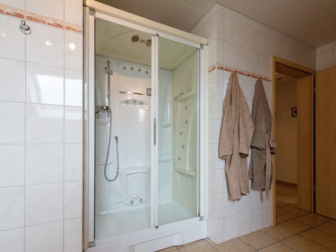 Bathroom 3, Spacious Retreat by Lake, Liège