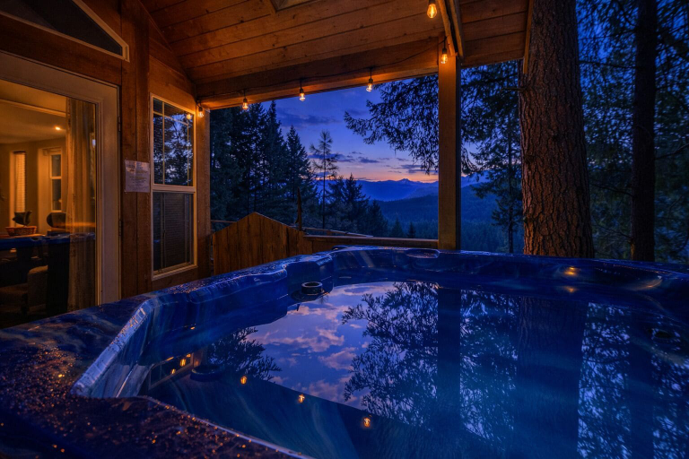 Outdoor spa tub 5, Das Tree Haus 1 Bedroom Home by NW Comfy Cabins by RedAwning, Chelan