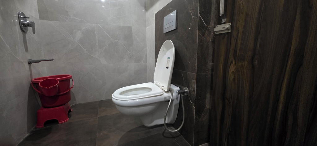 Bathroom 4, Golden Pearl Infront Golden Temple Gate, Amritsar