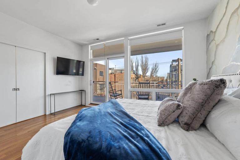 Room 5, Spacious 4BR 2BA Unit in Ukrainian w 2 Balconies, Cook