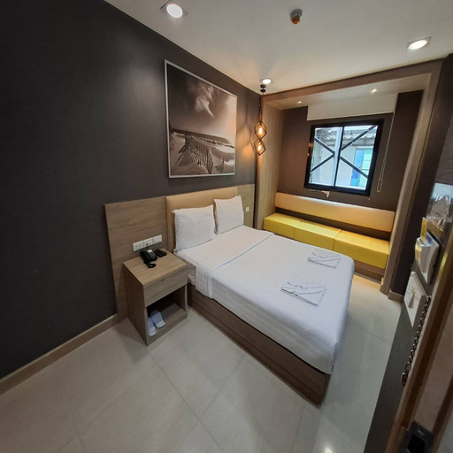 Room 4, Premium Double Retreat Unwind in Style, Ratchathewi