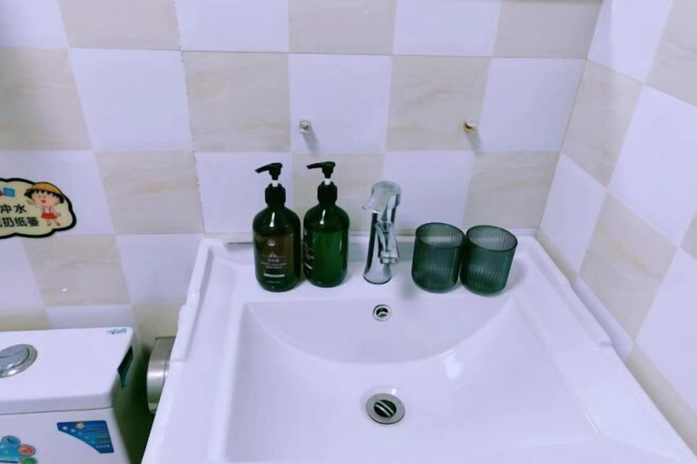Bathroom 3, Xiangli Renjia Inn, Huangshan