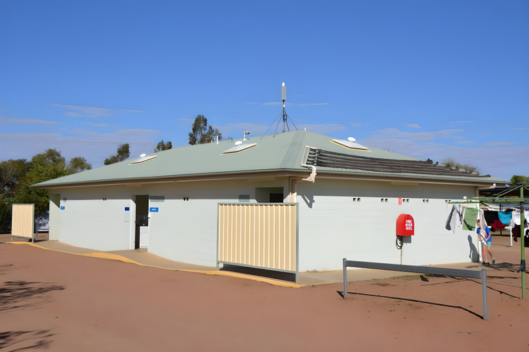 Shared bathroom, Longreach Tourist Park, Longreach