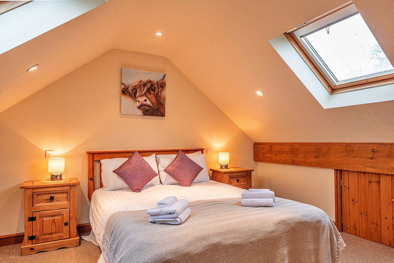 Room 2, Spacious Country House for 14, Holywell, No Deposit, Flintshire