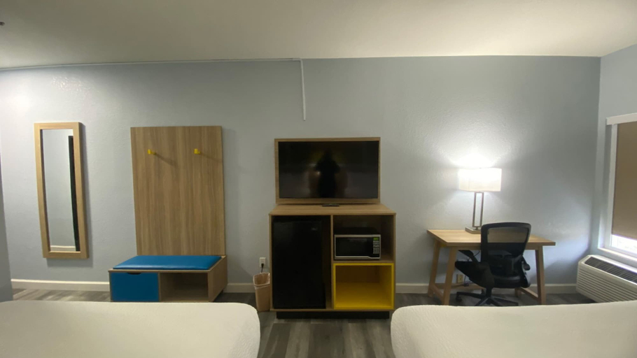 Bedroom 3, Days Inn by Wyndham Dodge City, Ford
