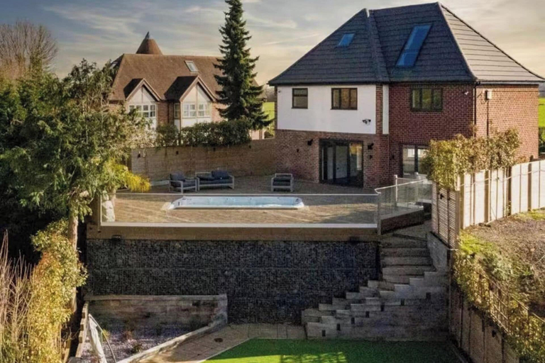 Exterior, Hot tub - Bbq - Garden - Parking - Sleeps 8, Worcestershire