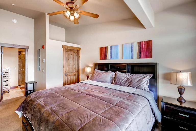 Room 4, Boulevard Bend  P2 3 Bedroom Condo by RedAwning, Summit