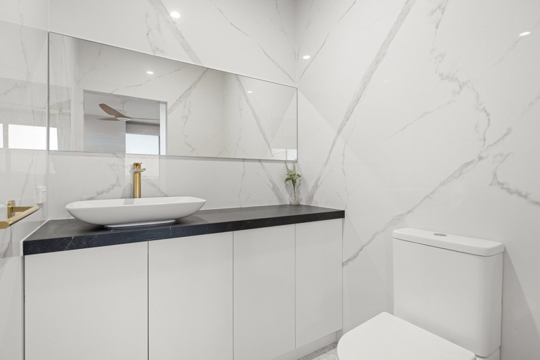 Bathroom 2, Striking Luxury Home With Garden & BBQ, Margate-Woody Point