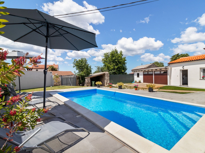 Pool 2, Holiday Home in Smoljanci With Private Pool, Svetvinčenat