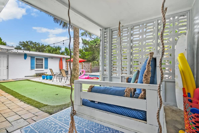 Room 4, Heated Pool Mini Golf Walk to Beach Beach Gear, Saint Johns