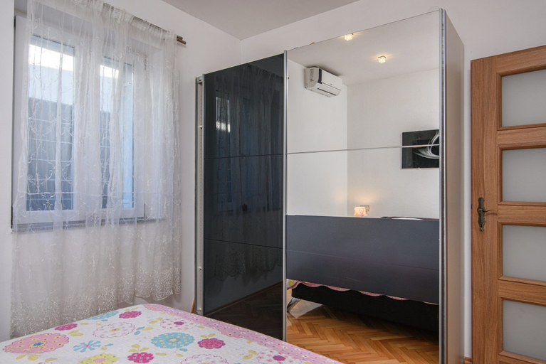 Bedroom 4, Modern Apartment in Arbanija with Hot Tub, Trogir