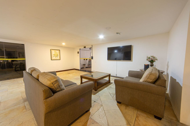 Room 2, Apto c Piscina Garagem e Academia a 180m da Praia, Guarujá