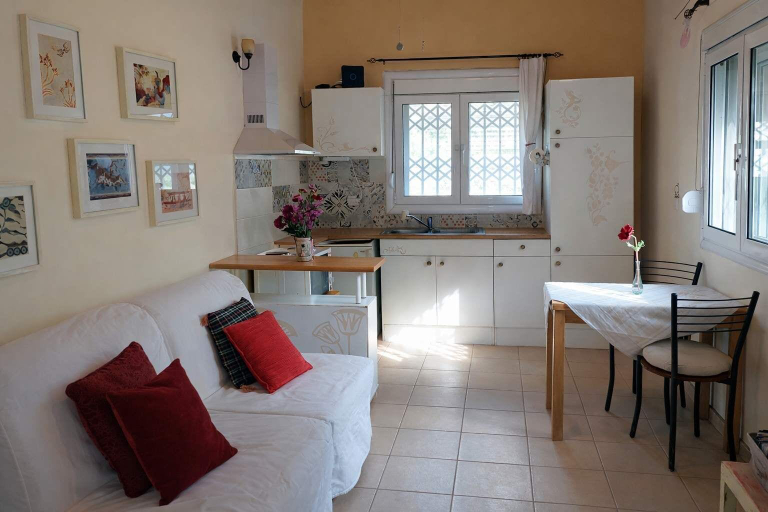 Room 2, Sunshine Home - Peaceful Garden Escape Parking, West Greece