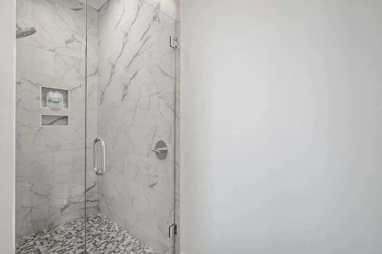 Room 4, Modern Family 7BR w Private Pool and Patio, Walton